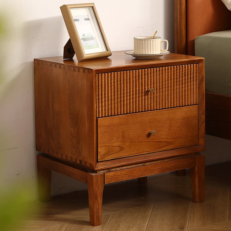 Mesitas de Noche Retro de Made - Solid Wood Nightstand 2 Drawers reseña y precio