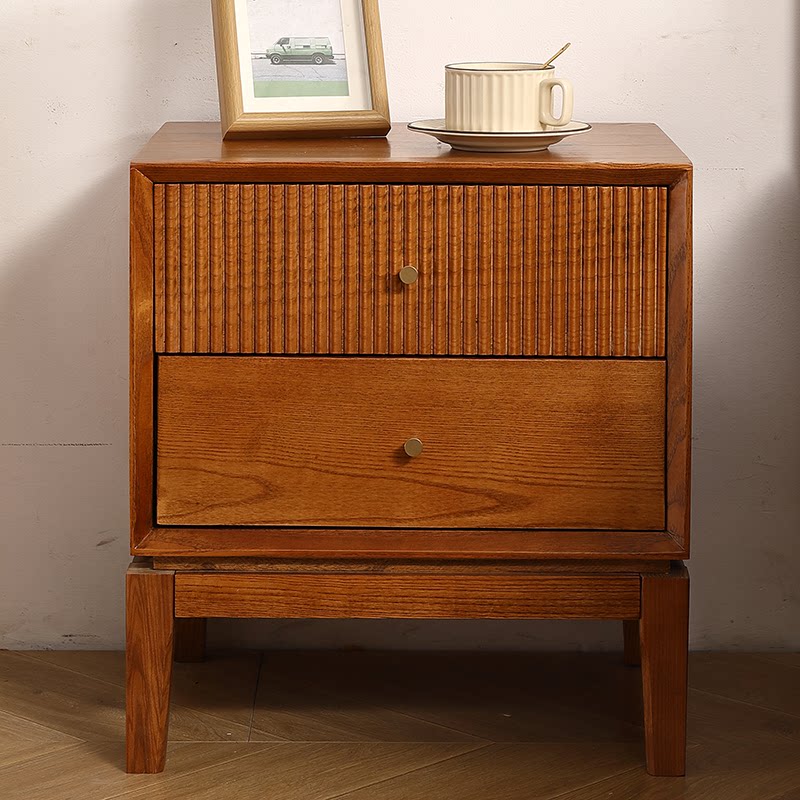 Mesitas de Noche Retro de Made - Solid Wood Nightstand 2 Drawers reseña y precio